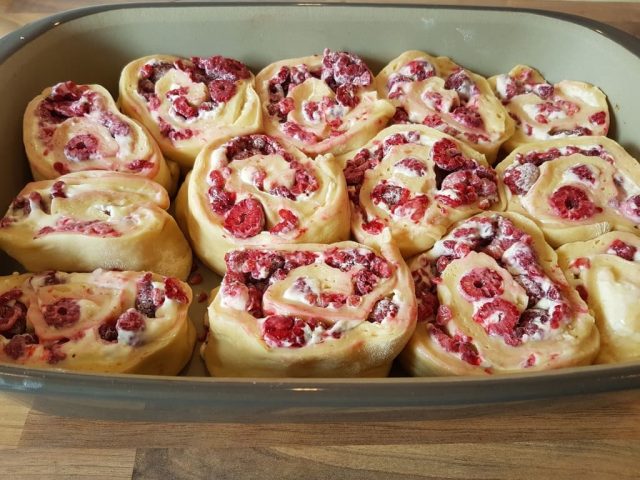 Himmbeer - Frischkäse - Roll in der großen Ofenhexe