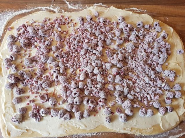 Himmbeer - Frischkäse - Roll in der großen Ofenhexe