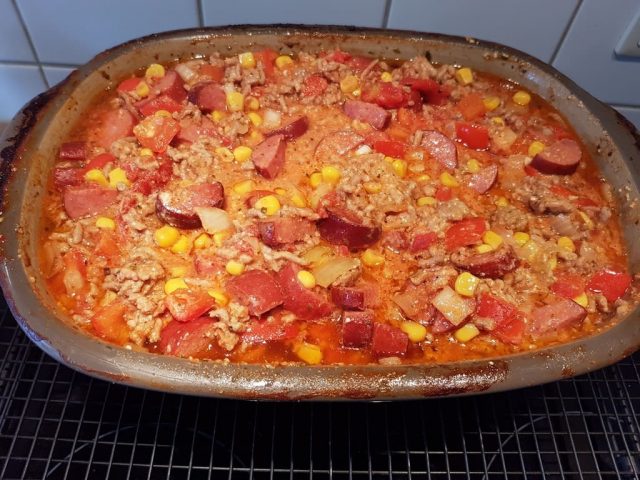 Cabanossi trift auf Pizzaeintopf im Ofenmeister