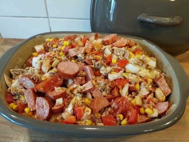 Cabanossi trift auf Pizzaeintopf im Ofenmeister