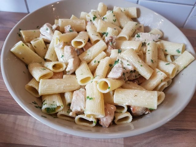Chicken Alfredo mit Pasta aus der großen Servierschüssel