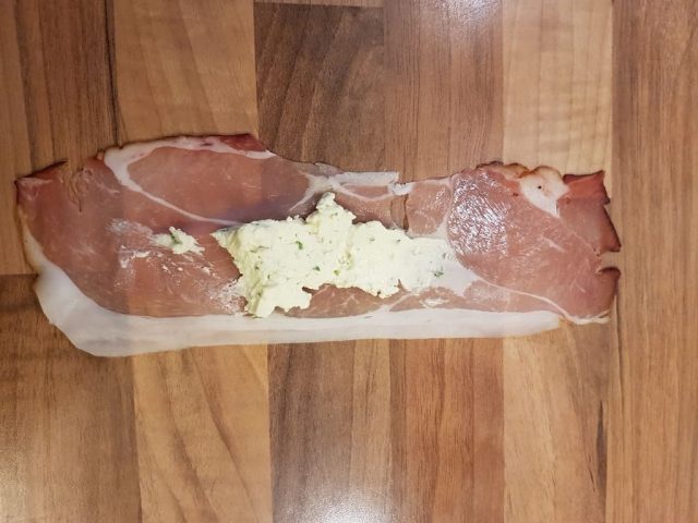 Eingewickeltes Hähnchenfilet mit mediteranten Frischkäse auf gemischten Ratatouille Gemüse