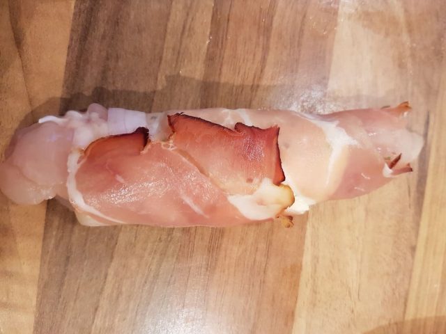 Eingewickeltes Hähnchenfilet mit mediteranten Frischkäse auf gemischten Ratatouille Gemüse