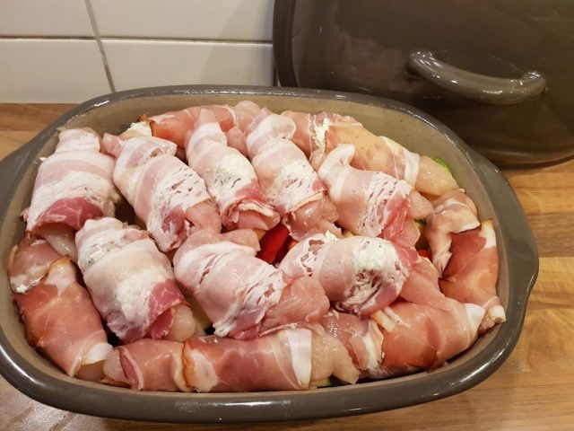 Eingewickeltes Hähnchenfilet mit mediteranten Frischkäse auf gemischten Ratatouille Gemüse