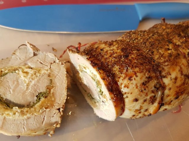 Gefülltes Schweinefilet mit Frischkäse, Röstzwiebeln und Rucola aus der rechteckige Ofenhexe®