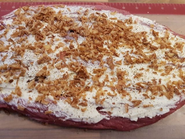 Gefülltes Schweinefilet mit Frischkäse, Röstzwiebeln und Rucola aus der rechteckige Ofenhexe®