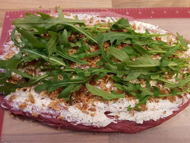 Gefülltes Schweinefilet mit Frischkäse, Röstzwiebeln und Rucola aus der rechteckige Ofenhexe®