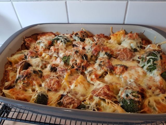 Maultaschen Gratin mit Brokkoli & Champignons aus der rechteckigen Ofenhexe®