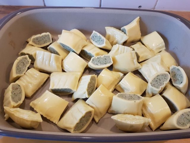 Maultaschen Gratin mit Brokkoli & Champignons aus der rechteckigen Ofenhexe®