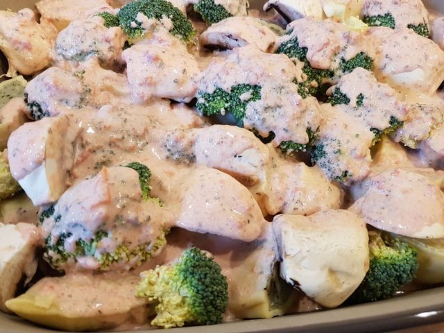 Maultaschen Gratin mit Brokkoli & Champignons aus der rechteckigen Ofenhexe®