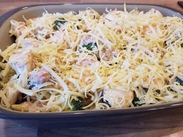 Maultaschen Gratin mit Brokkoli & Champignons aus der rechteckigen Ofenhexe®