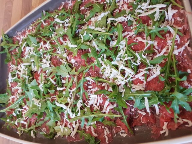 Carpaccio auf der Servierplatte