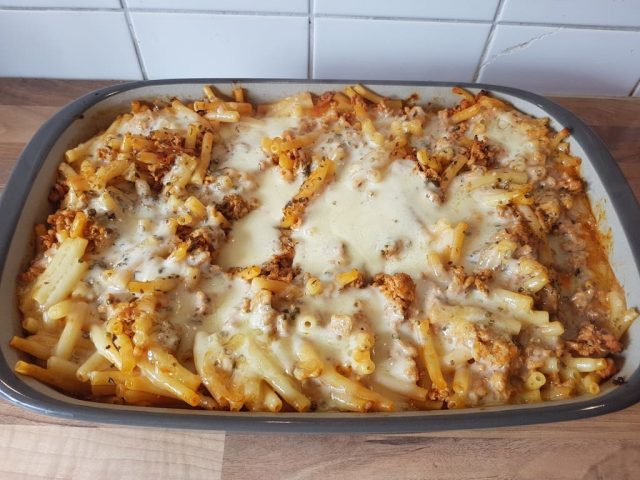 Maccaroniauflauf mit Mozzarella Häubchen in der großen Ofenhexe