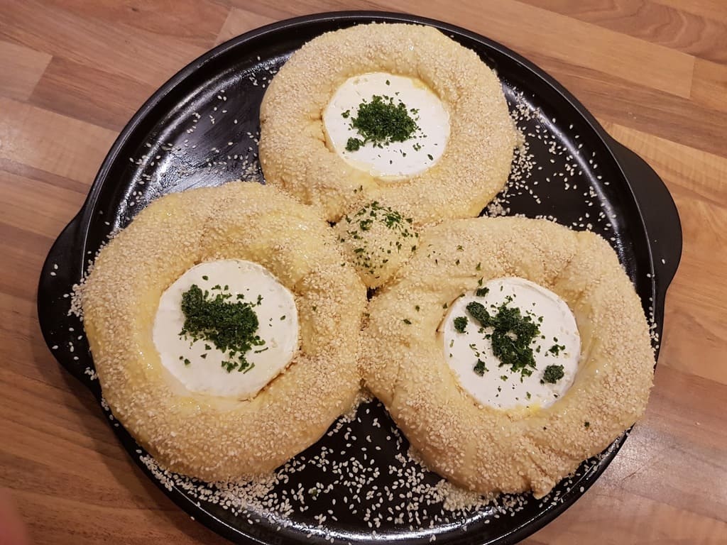 Sesamringe mit Camembert auf dem RockCrok von Agnes