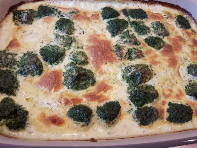 Wildlachs mit Spinat Sahne Soße in der großen Ofenhexe