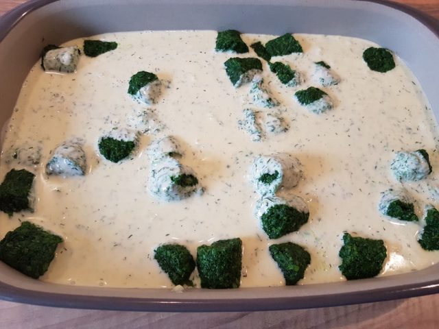 Wildlachs mit Spinat Sahne Soße in der großen Ofenhexe