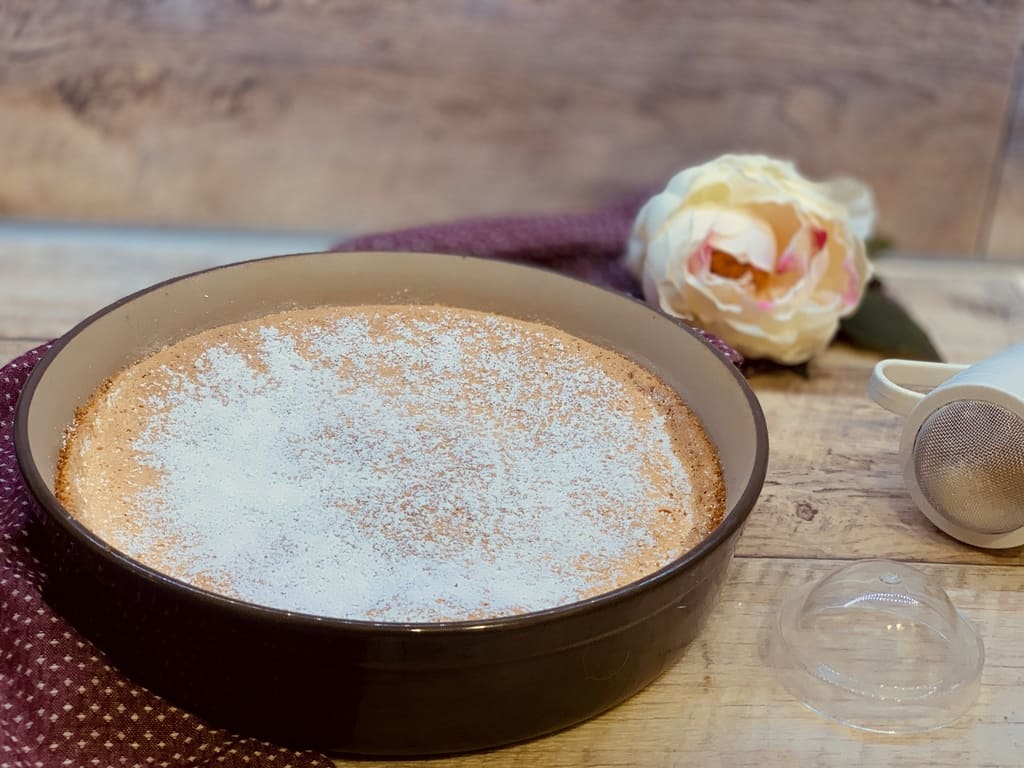 Mallorquinischer Mandelkuchen aus der Stoneware rund