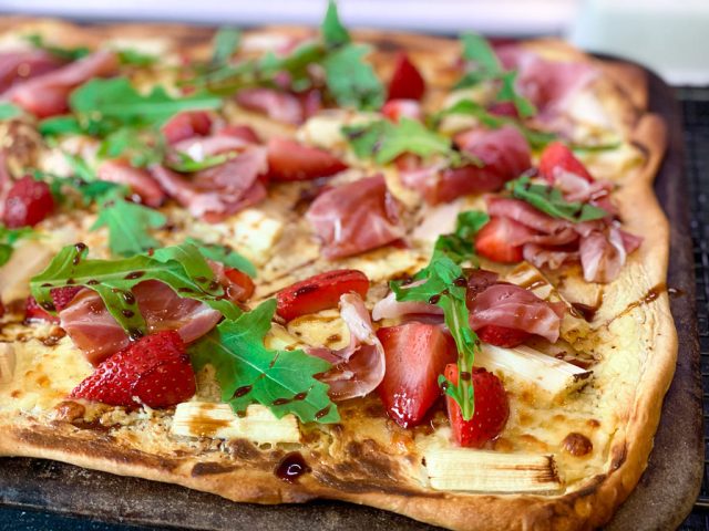 Flammkuchen mit Erdbeeren, Spargel, Rucola und saftigen Schinken