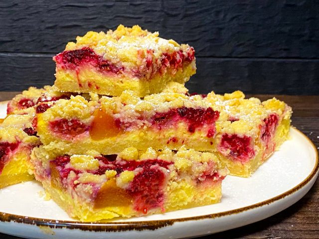 Pfirsich-Melba-Streuselkuchen