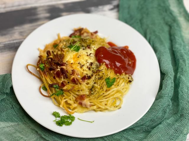 Spaghettinester mit Spiegelei