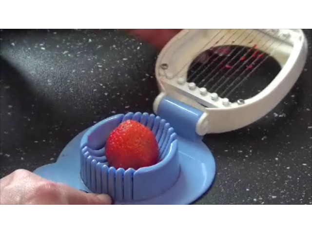 Gleichmäßige dünne Erdbeerscheibchen hinbekommen geht nicht ? Quatsch ganz simpler Trick schaut selber