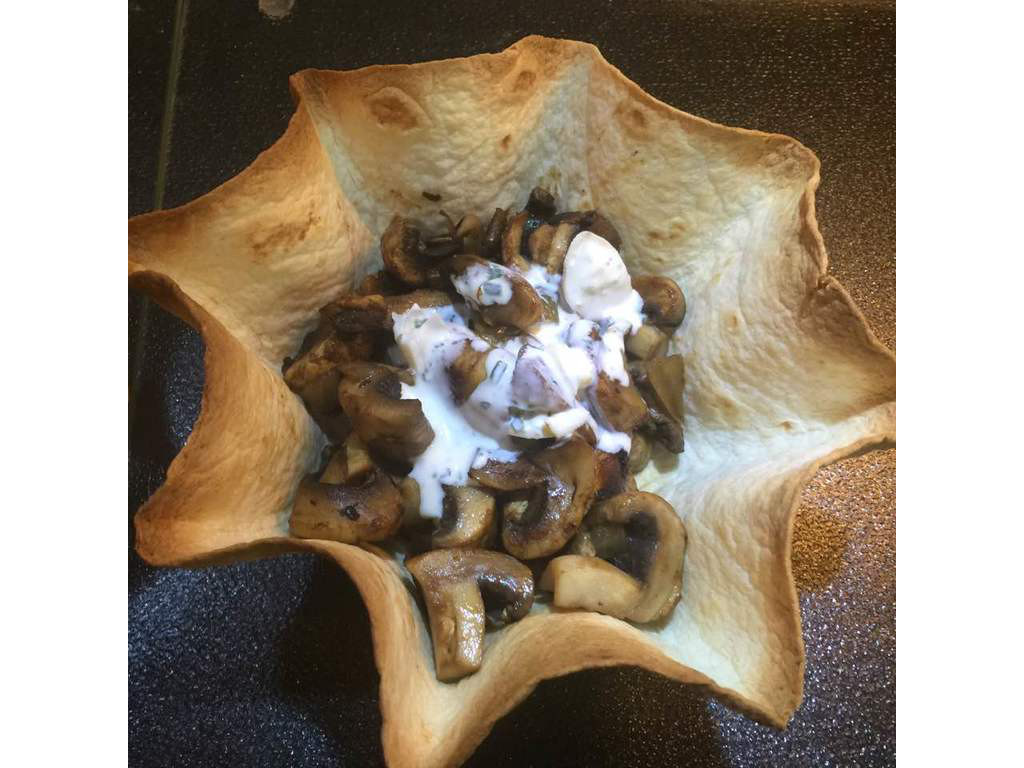 Champingonpfanne im Körbchen mit Knofi Dip