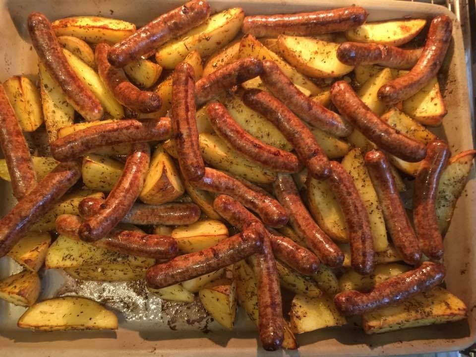 Würstchen mit würzigen Kartoffelspalten auf dem gr. Ofenzauberer
