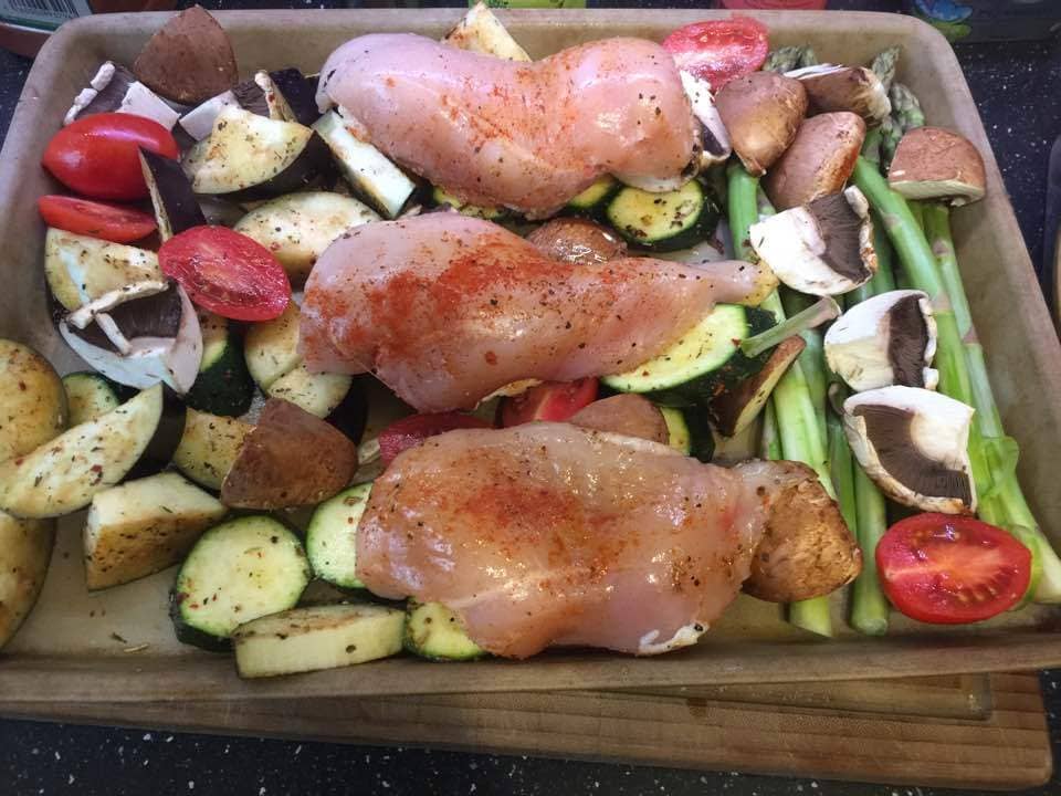 Hähnchenbrust mit Ofengemüse auf dem gr. Ofenzauberer