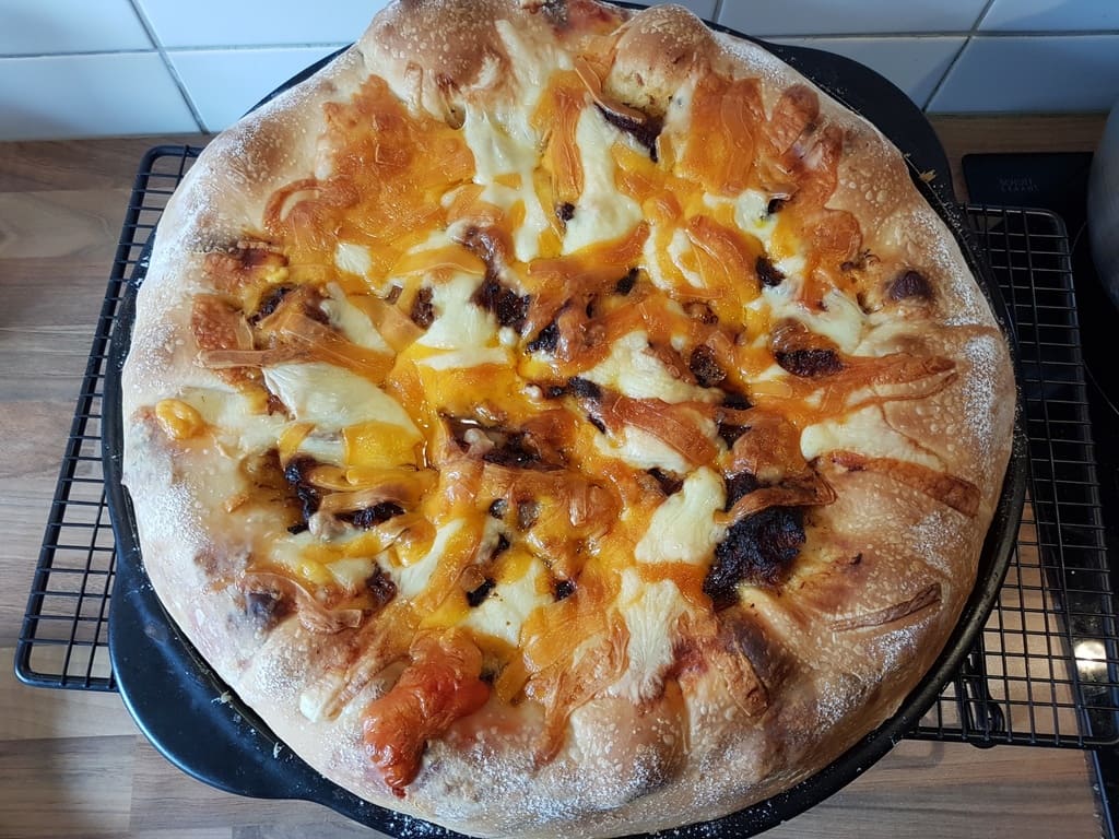 Bratwurst Rand Pulled Pork Pizza auf dem ROCKCROK-Grillstein