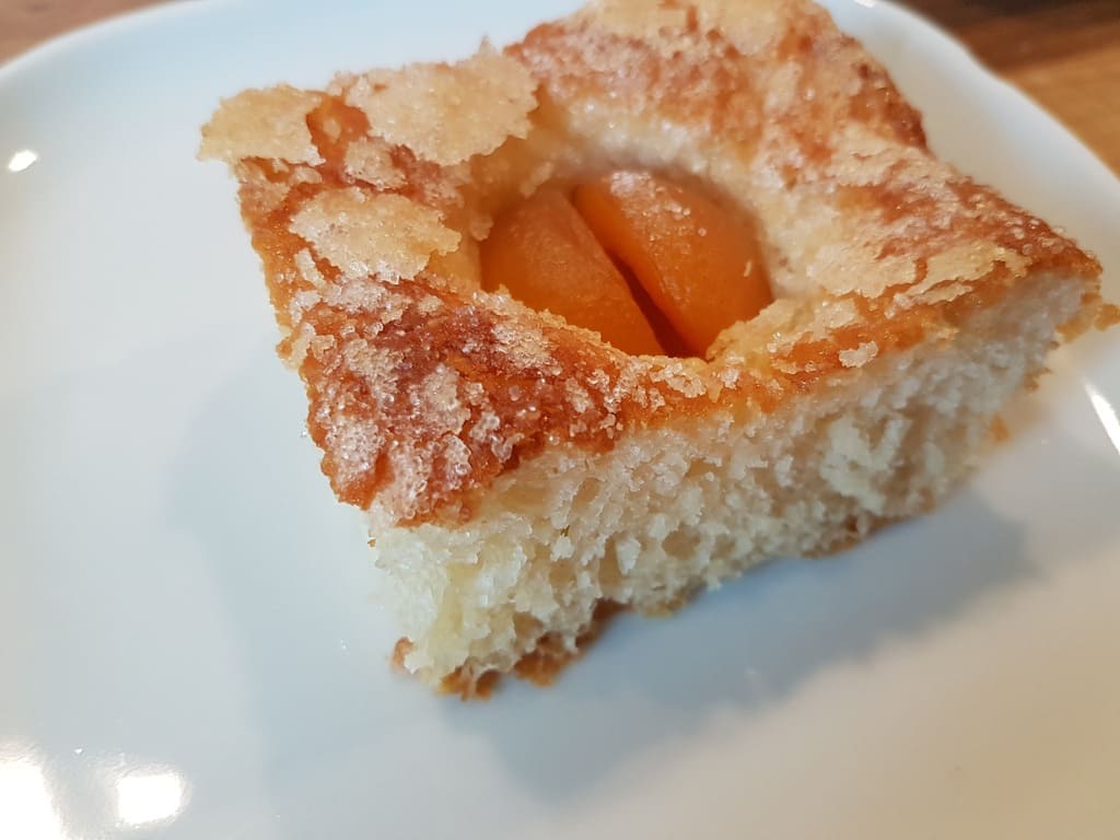 Butterzuckerkuchen mit Aprikosen Schmand Nästchen auf dem großen Ofenzauberer