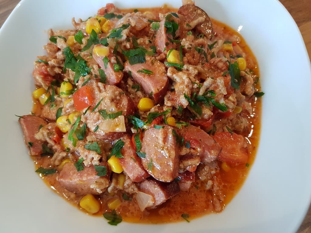 Cabanossi trift auf Pizzaeintopf im Ofenmeister