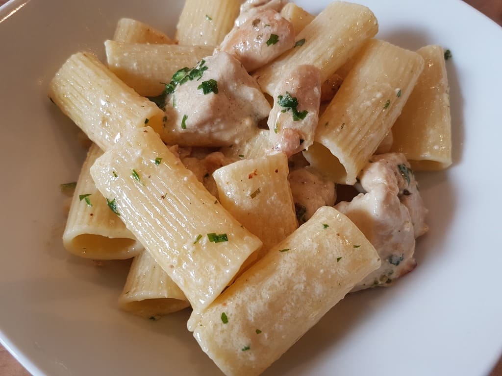 Chicken Alfredo mit Pasta aus der großen Servierschüssel