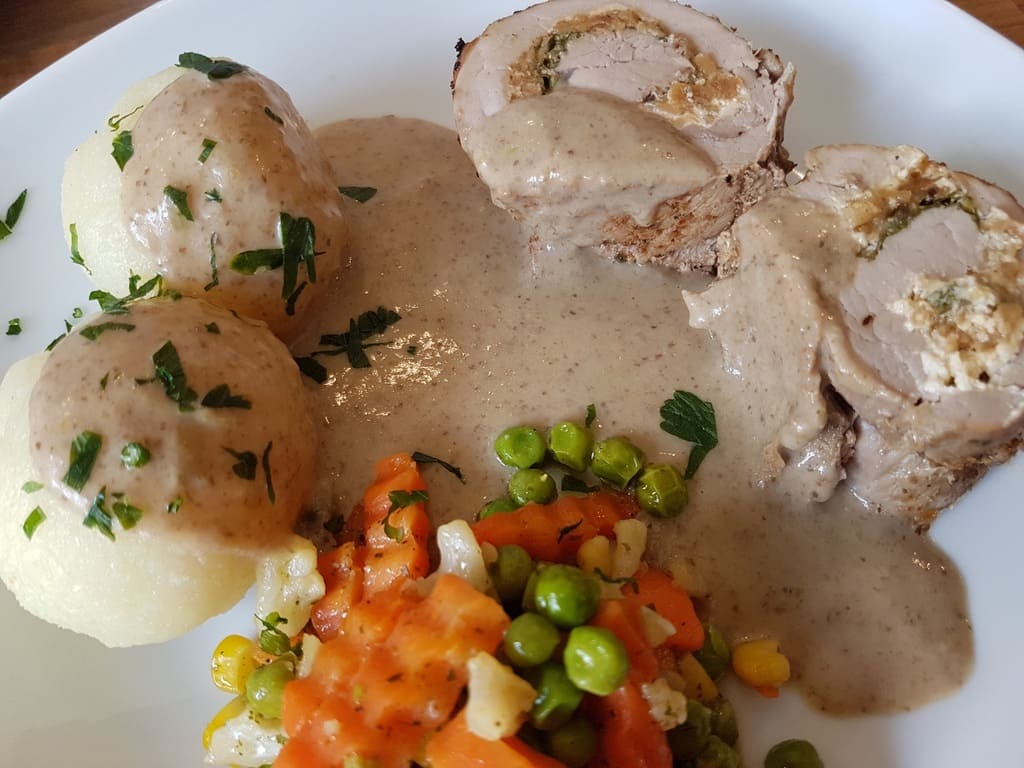 Gefülltes Schweinefilet mit Frischkäse, Röstzwiebeln und Rucola aus der rechteckige Ofenhexe®