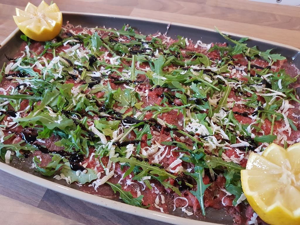Carpaccio auf der Servierplatte