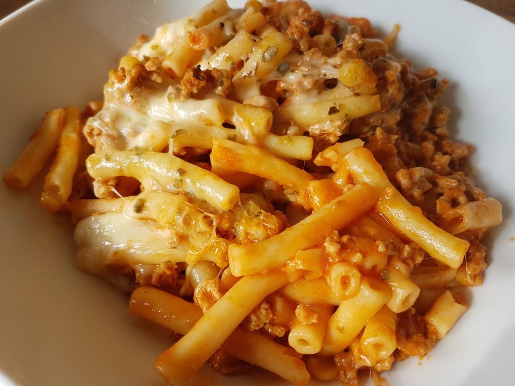 Maccaroniauflauf mit Mozzarella Häubchen in der großen Ofenhexe