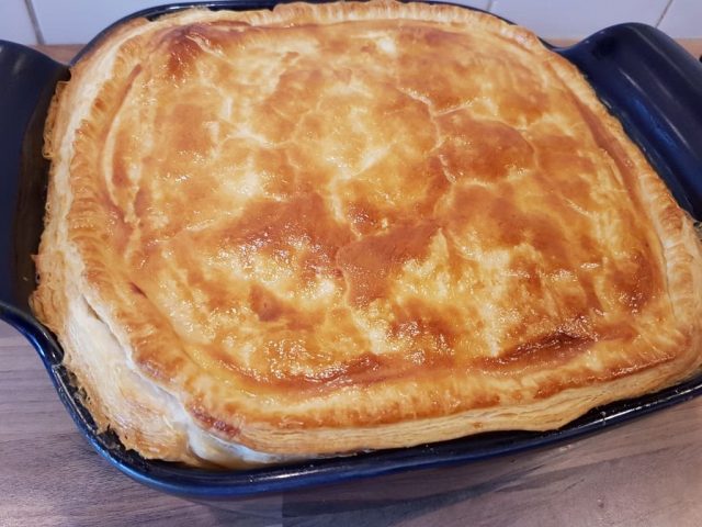 Blätterteigkuchen mit Pfirsichen und Java Keks Füllung