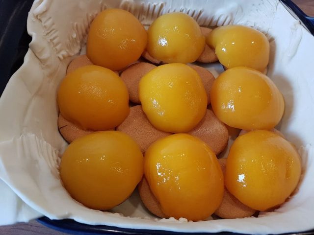 Blätterteigkuchen mit Pfirsichen und Java Keks Füllung