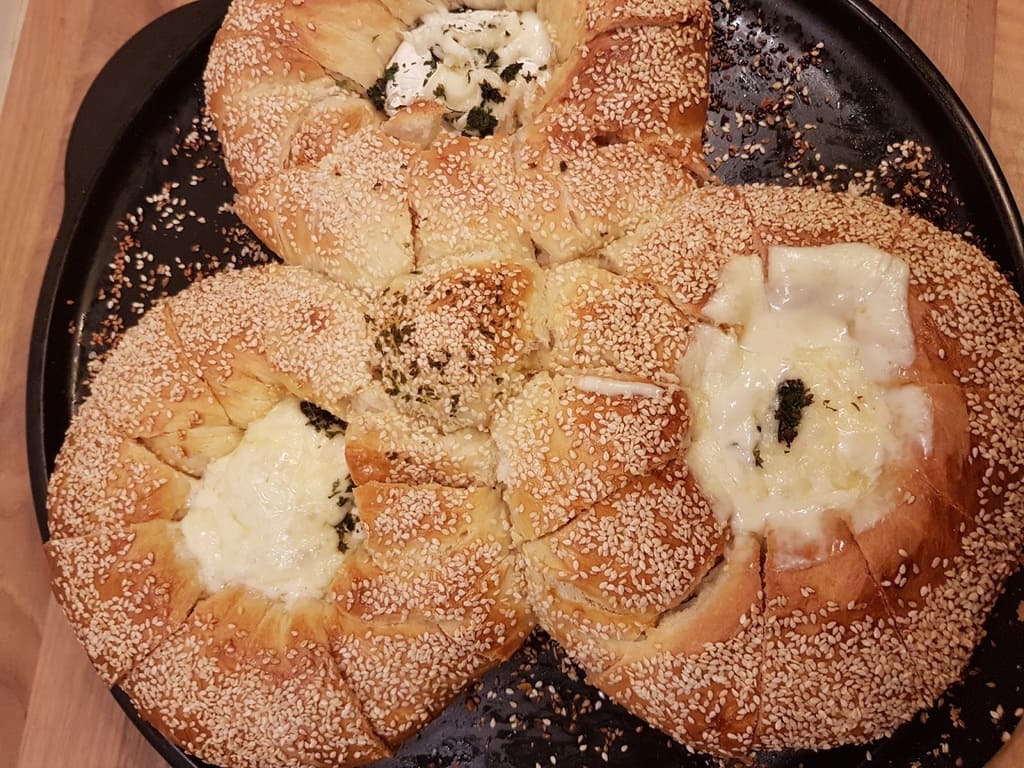 Sesamringe mit Camembert auf dem RockCrok von Agnes