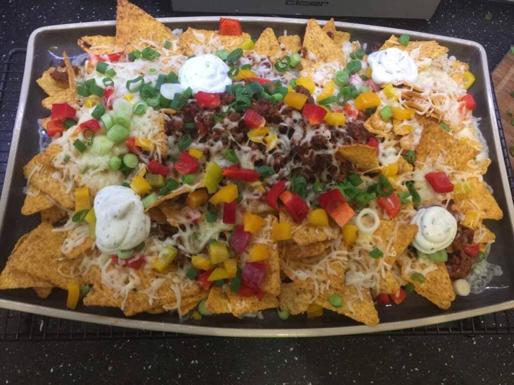 Überbackene Nachos wie in Amerika auf den Servierplatten von Pampered Chef