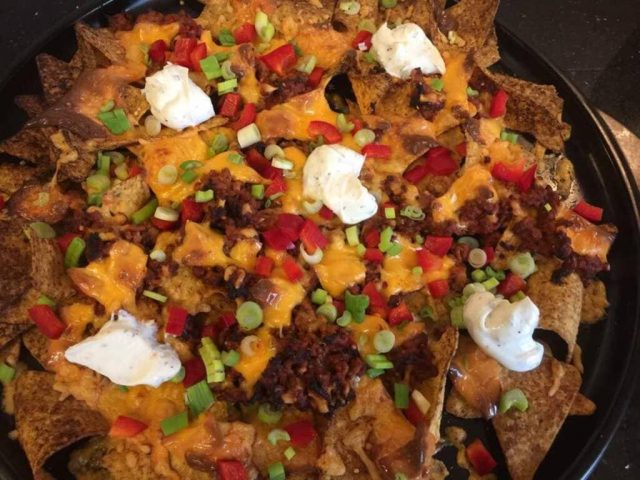 Überbackene Nachos wie in Amerika auf den Servierplatten von Pampered Chef