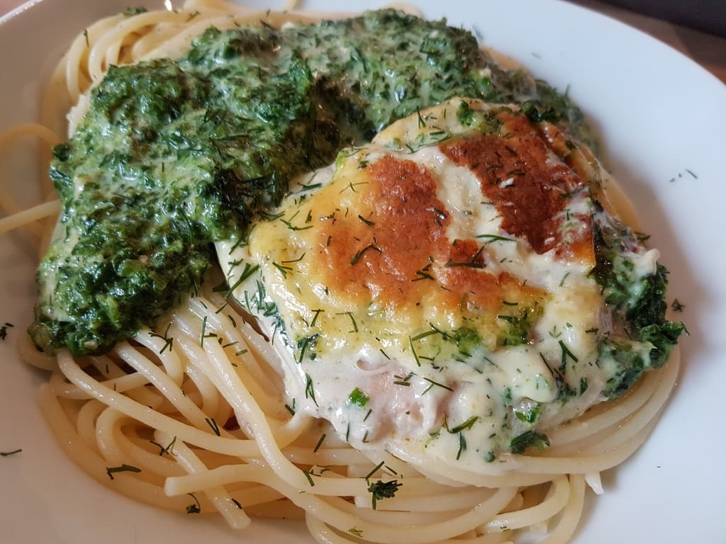 Wildlachs mit Spinat Sahne Soße in der großen Ofenhexe