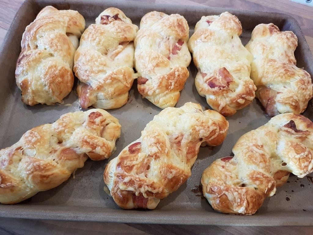 Hefezöpfchen mit Bacon und Käse auf dem großen Ofenzauberer