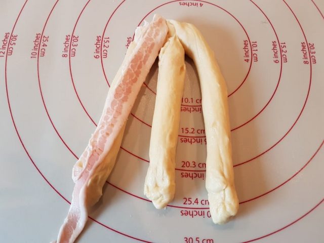 Hefezöpfchen mit Bacon und Käse auf dem großen Ofenzauberer