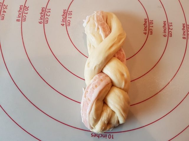 Hefezöpfchen mit Bacon und Käse auf dem großen Ofenzauberer