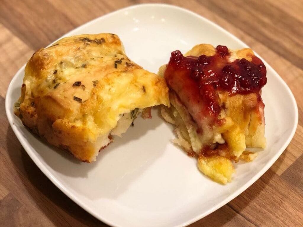 Raclette Faltenbrot mit Raclette Käse / Camembert und Preiselbeer Topping