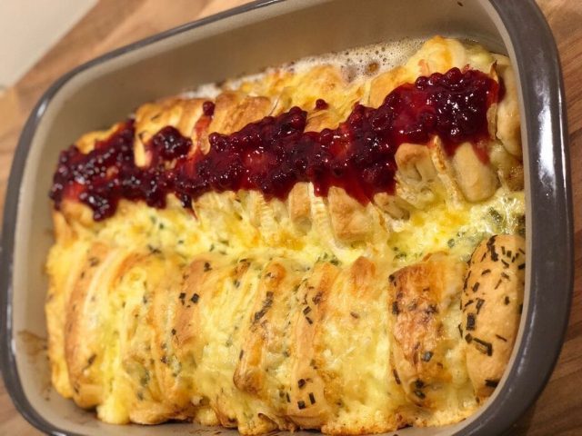 Raclette Faltenbrot mit Raclette Käse / Camembert und Preiselbeer Topping