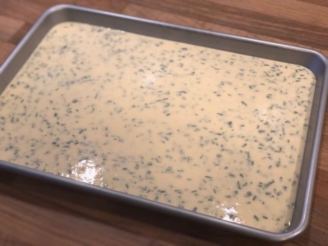 Pfannkuchenrolle mit Kräuterfrischkäse vom mittleren Blech Pampered Chef®