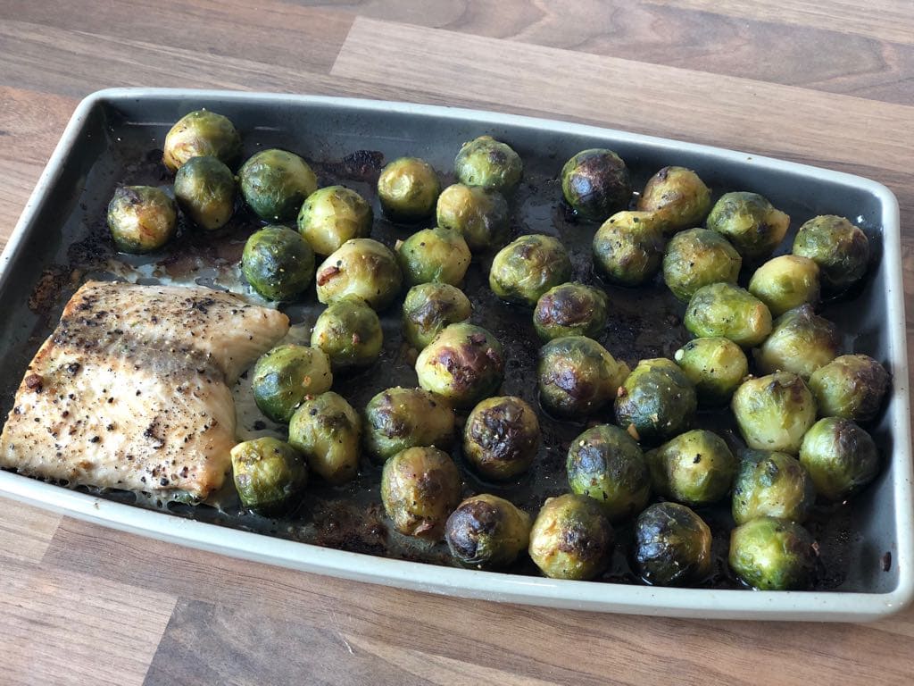 Rosenkohl auf der kleinen Servierplatte