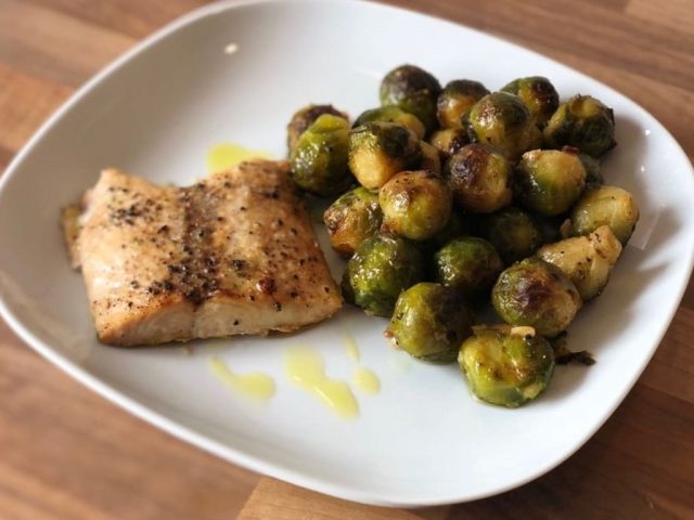 Rosenkohl auf der kleinen Servierplatte