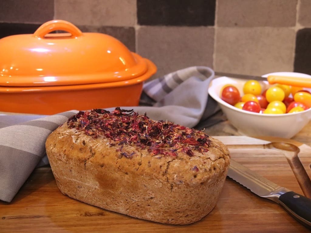 Frühlingsbrot Svenja mit Blütendecke